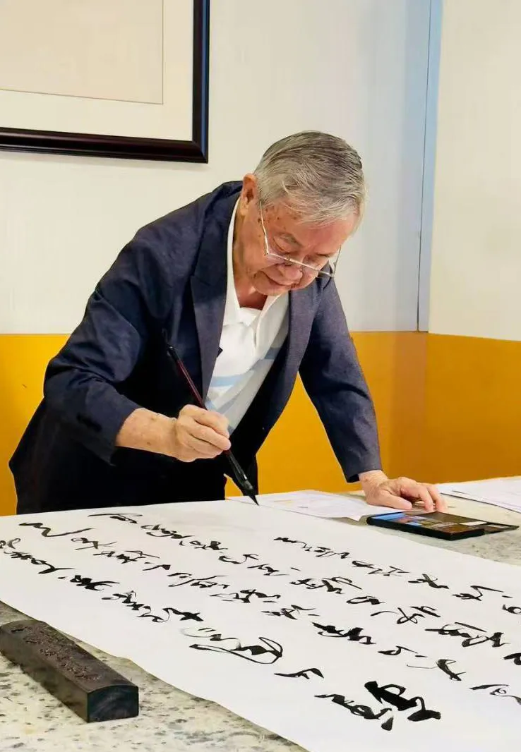 冯利发正在挥毫书写